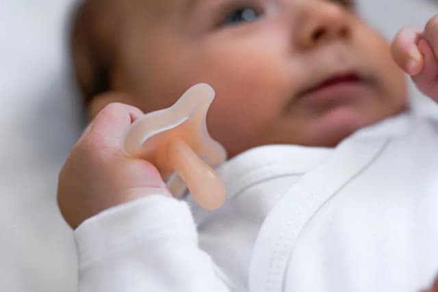 Smoczek fizjologiczny czy anatomiczny - który lepiej wspiera rozwój?