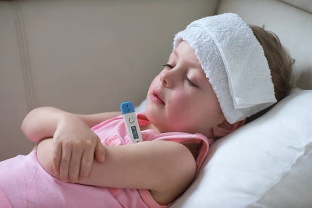 Jak zbić gorączkę u dziecka - skuteczne metody i domowe sposoby